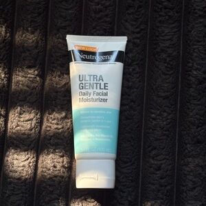 NWOT Neutrogena Gentle Facial Moisturizer in White and Teal